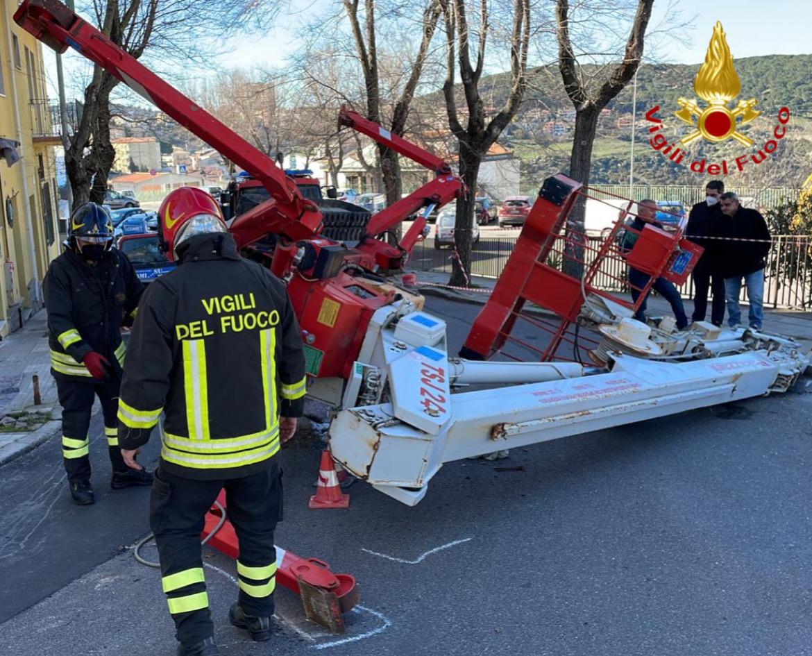 Tragedia sfiorata a Nuoro: crolla una gru poco prima dell’uscita dei bambini da scuola