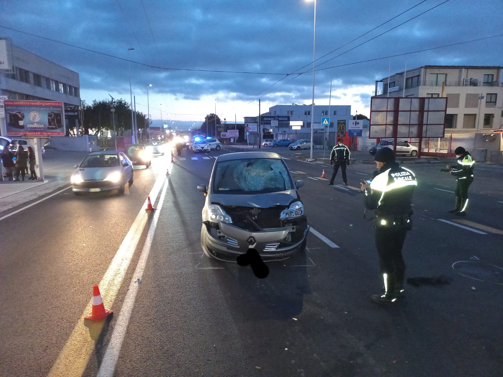 Gaia e Giulia travolte da un’auto in viale Marconi a Cagliari: “Stavano attraversando sulle strisce pedonali”