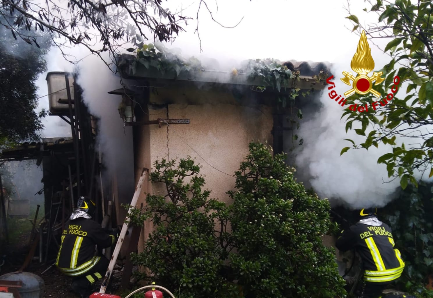 A fuoco un deposito a Capitana: 69enne in ospedale, tragedia sfiorata