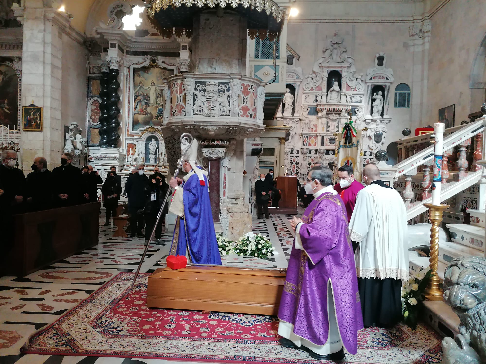 La Cattedrale di Cagliari strapiena per l’ultimo saluto al cardinale Luigi De Magistris