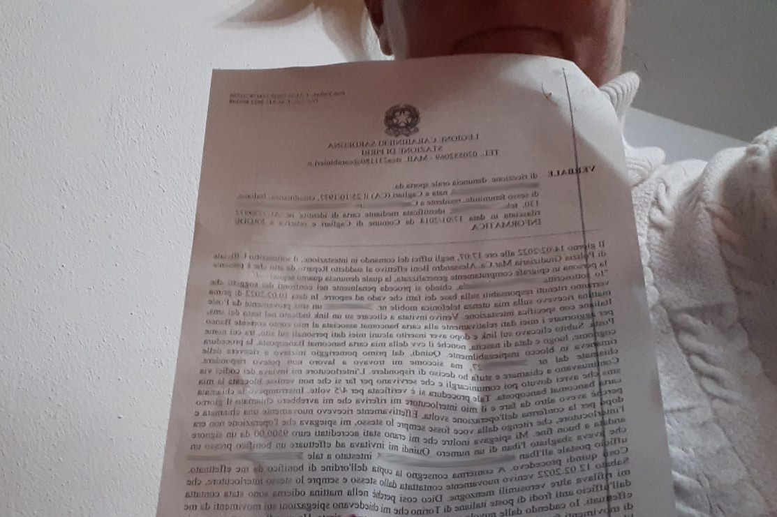 Cagliari, maestra truffata con un sms finto delle Poste: “Così mi hanno rubato 25mila euro”