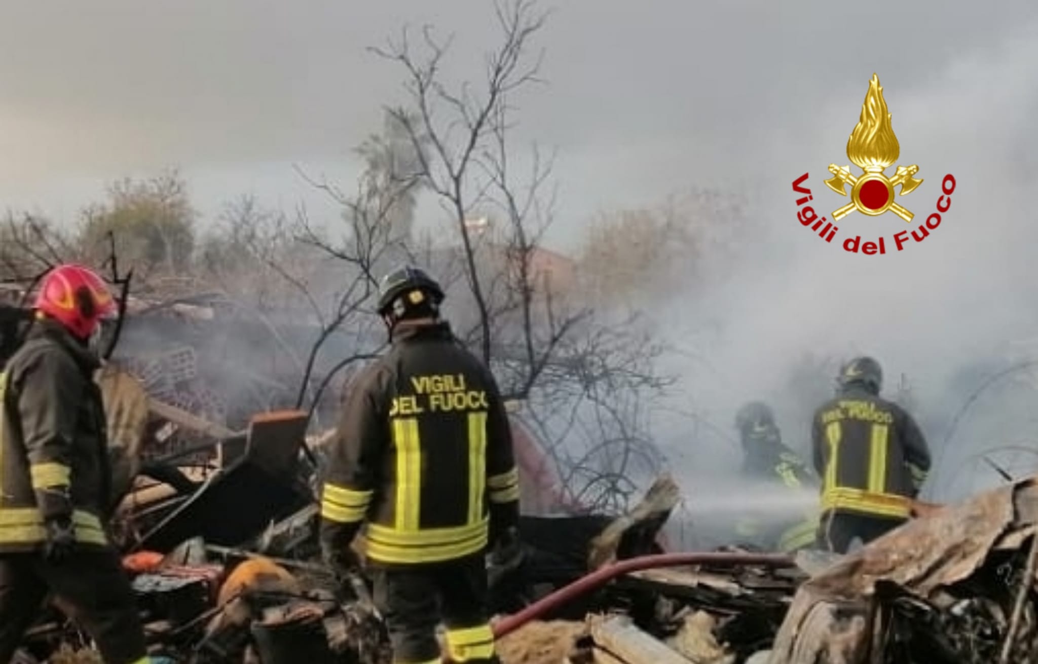 Terribile incendio in un deposito a Quartu, vigili del fuoco al lavoro per ore