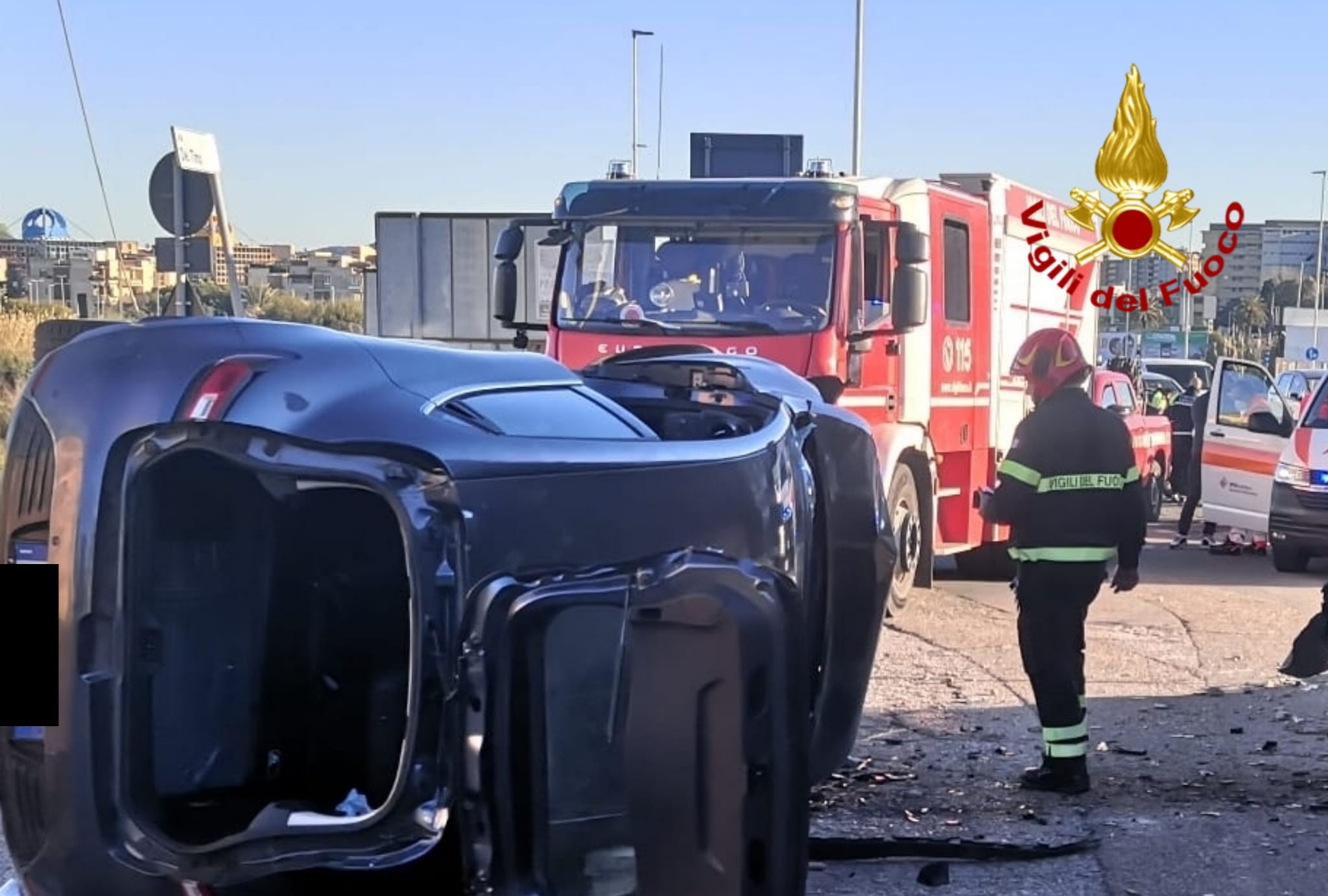 Cagliari, si schianta con l’auto contro un muro e si ribalta: 66enne salvata dai pompieri