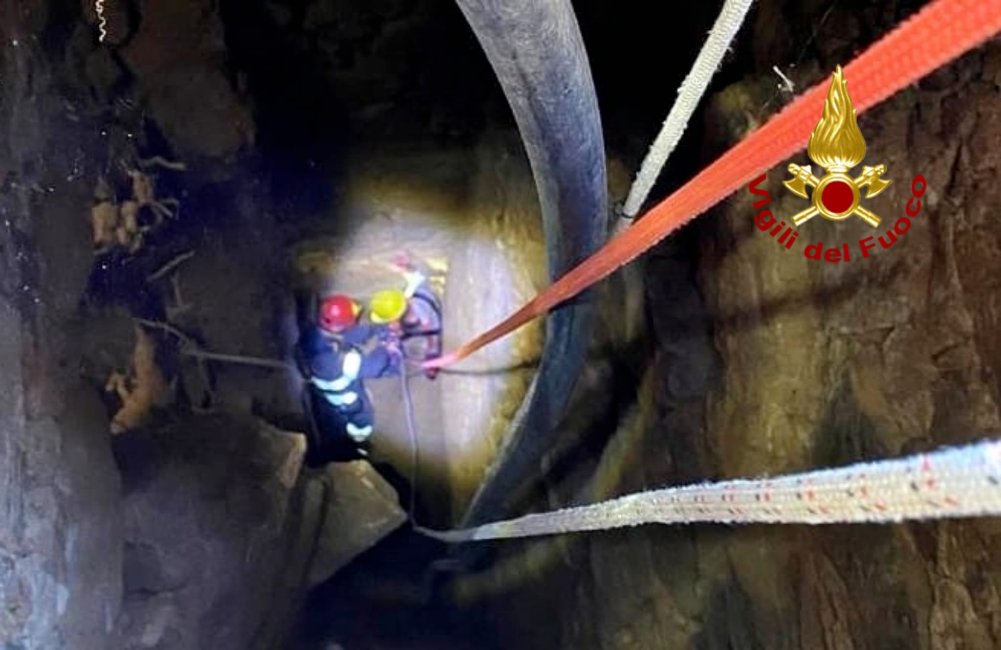 Tragedia sfiorata a Guspini: cede il terreno e precipita in un pozzo di 12 metri