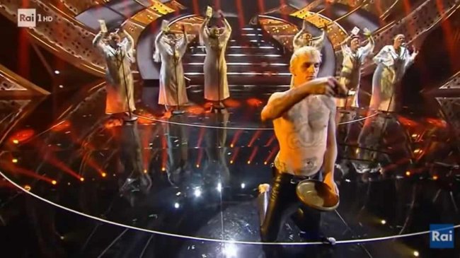 Achille Lauro si “battezza” a Sanremo, Adinolfi tuona: “Irriso il sentimento cattolico, e la Rai non interviene”