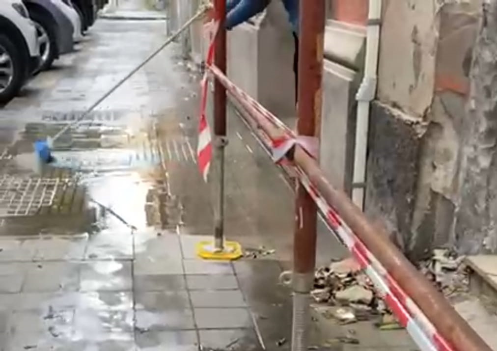 Cagliari, allarme in piazza del Carmine: “Marciapiede allagato da un fiume d’acqua da 10 giorni”