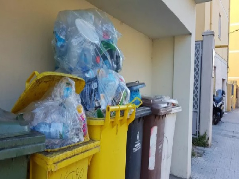 Nuove regole e multe salate per i rifiuti a Quartu: la spazzatura fuori dai mastelli non sarà ritirata