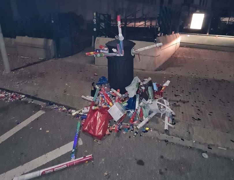 Cagliari, festa di laurea coi cafoni: cartacce e rifiuti abbandonati in via Is Maglias