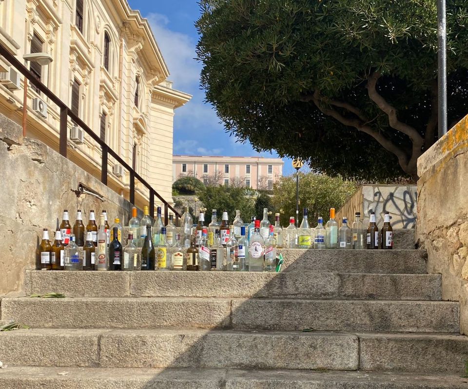 Bottiglie abbandonate dopo il festino a base di alcolici, “Non è questa la Cagliari che vogliamo”
