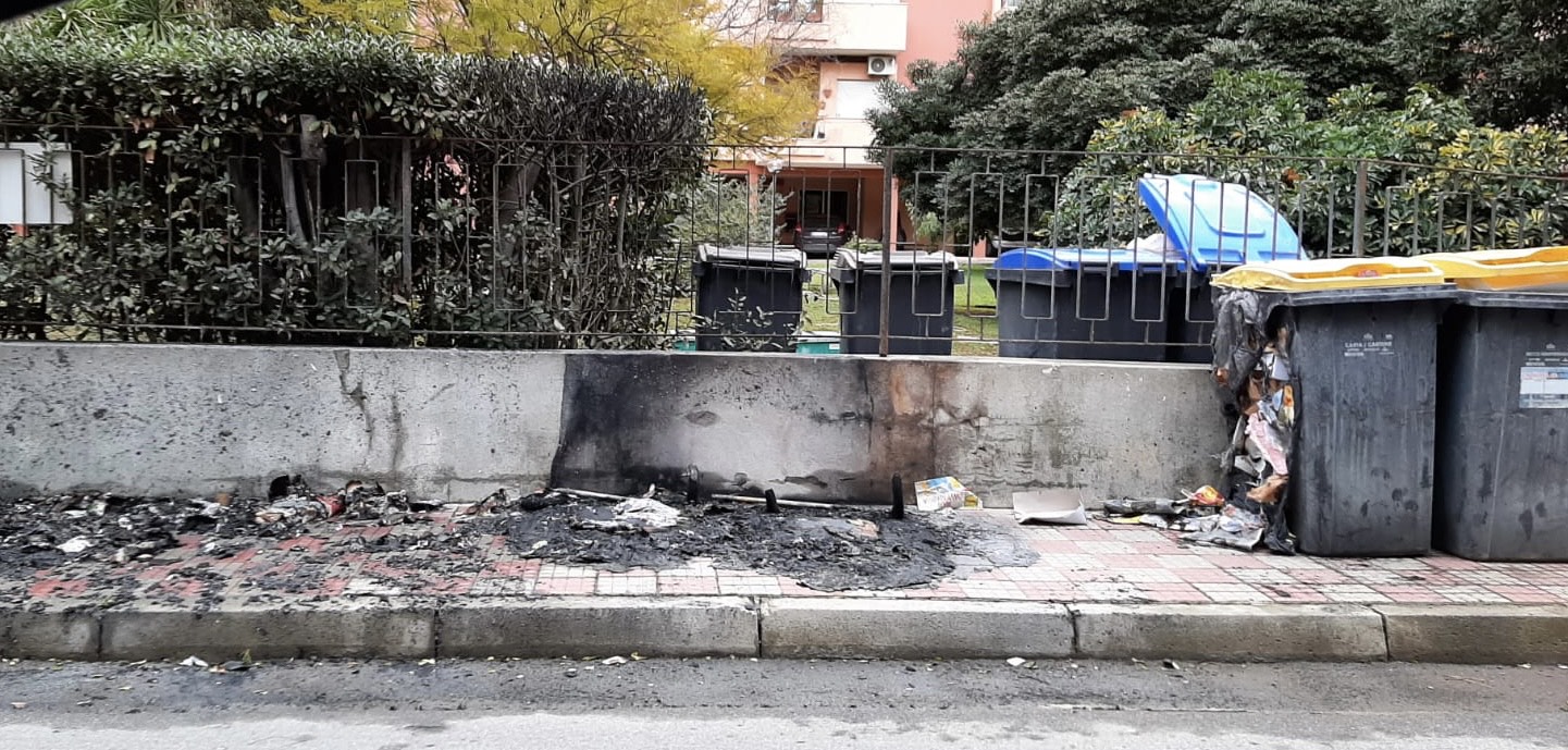 Cagliari, mastelli distrutti dal fuoco in via Carpaccio: “Paghiamo case e rate ma dove sono le telecamere?”