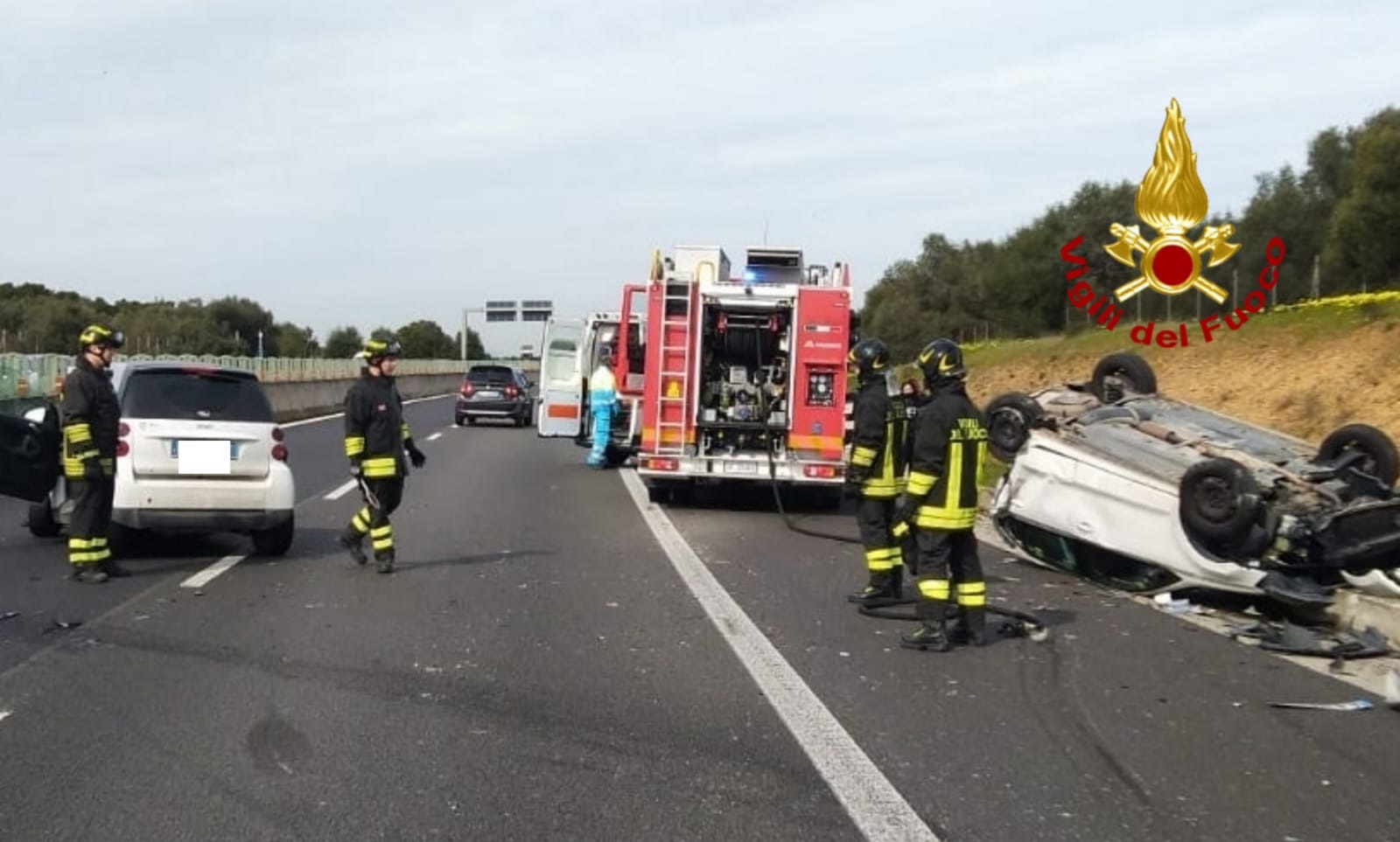 Paura a Sestu, auto si ribalta sulla Carlo Felice dopo uno scontro: due feriti