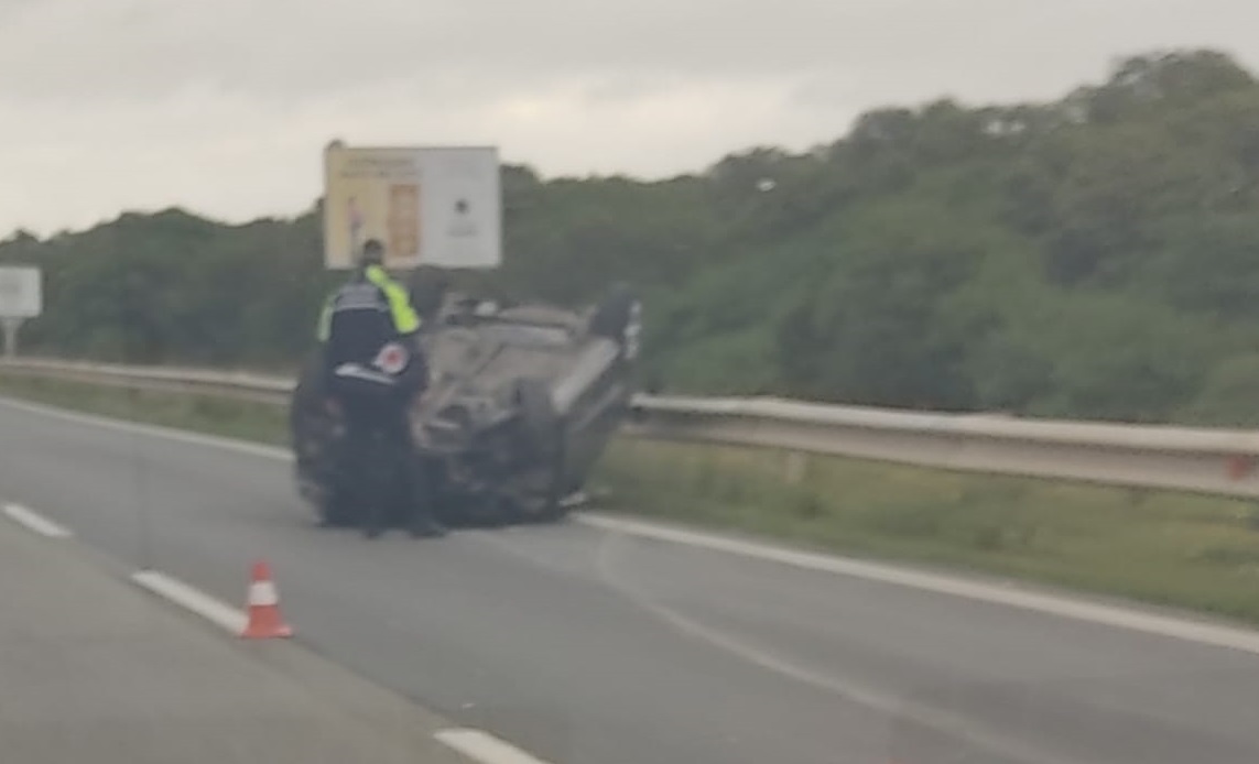 Paura a Cagliari, auto ribaltata sulla Sulcitana: due feriti e traffico in tilt