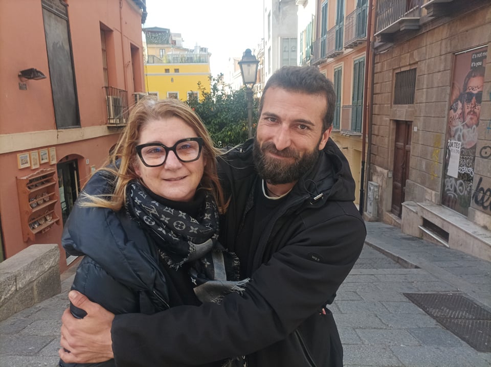 Cagliari, pace fatta tra la negoziante Stefania e il violinista Jacob, e lui ammette: “Ho sbagliato ad urlare” (VIDEO)