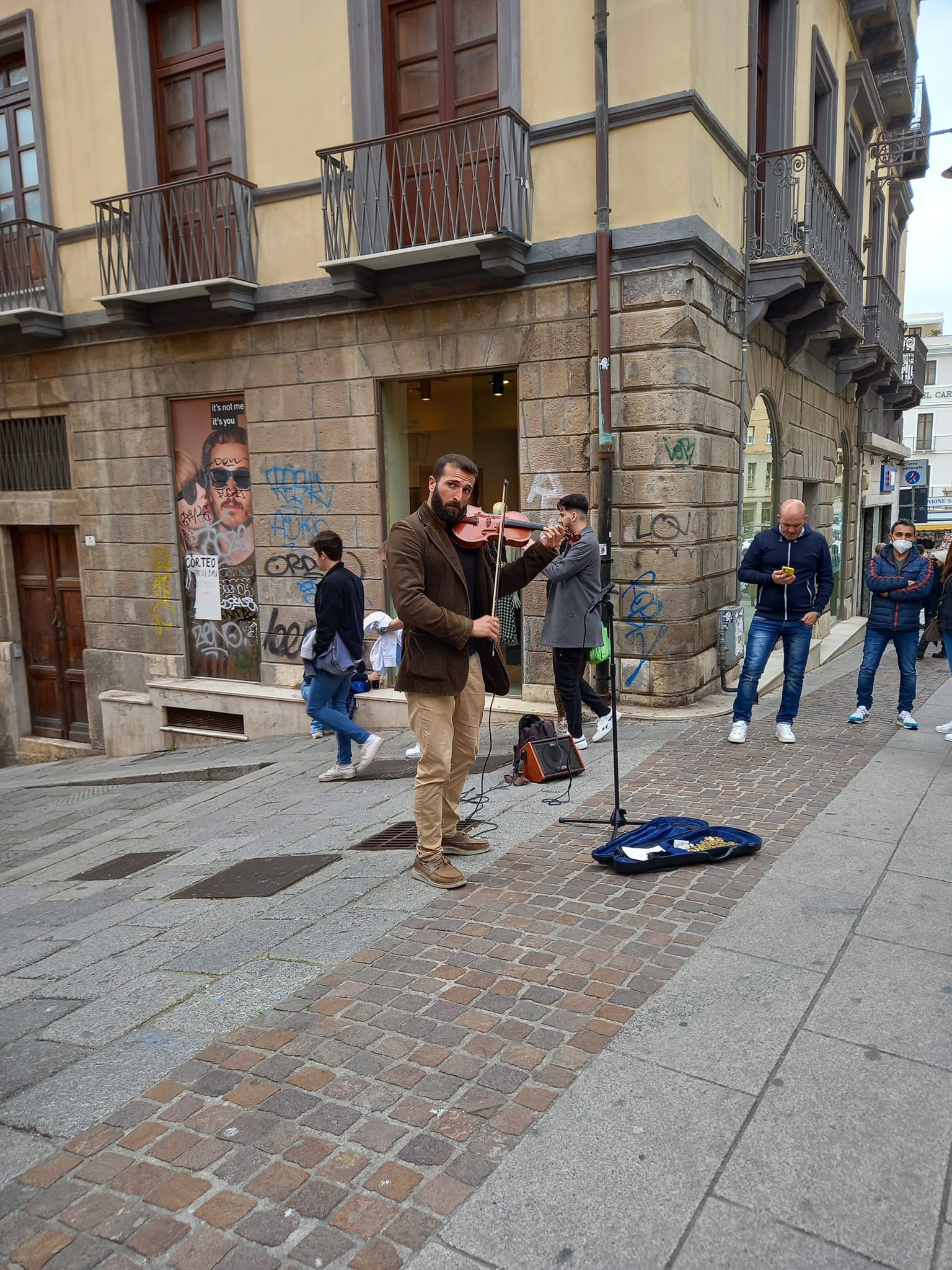 Jacob Gonzales, il violinista di strada che un commerciante voleva cacciare da via Manno: ha vinto lui con la sua musica