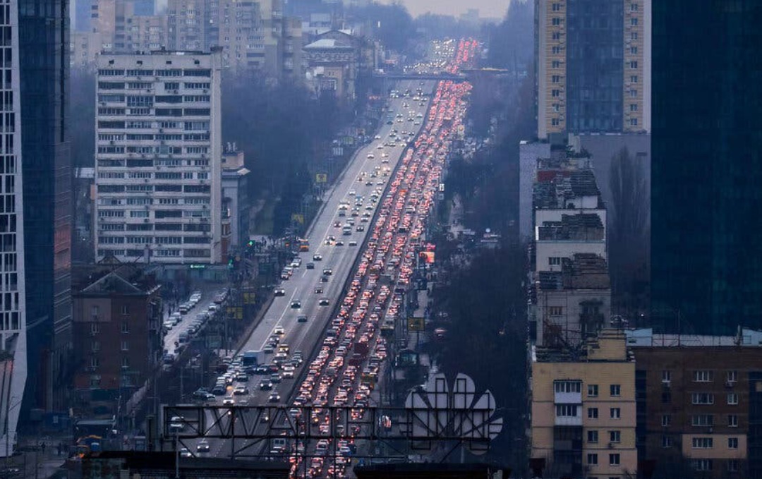 Carri armati alle porte di Kiev, Zelensky: “Lasciati soli a combattere”