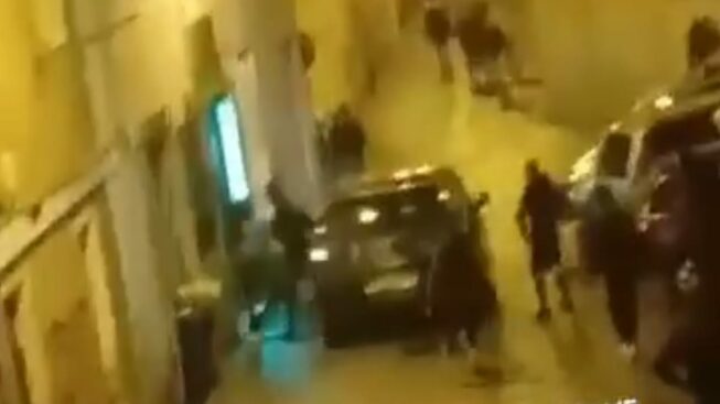 Malamovida nella Marina a Cagliari, botte e oggetti contro un’auto in transito: denunciato un 20enne