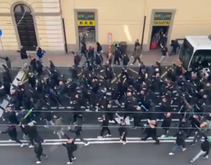 Cagliari-Napoli, alta tensione alla stazione: ultras napoletani scatenati tra cori e insulti ai tifosi rossoblù (VIDEO)