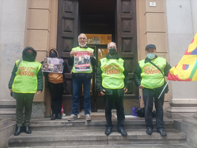 I pensionati di Cagliari senza green pass furiosi: “Niente pensione alle Poste, facciamo la fame”