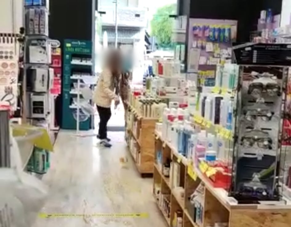 Cagliari, tensione nella parafarmacia di via Dante: una donna furibonda lancia bottiglie e scatole