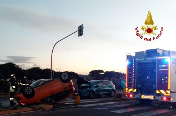 Poetto, lo schianto all’Ottagono e l’auto ribaltata: molta benzina sull’asfalto, una donna gravissima in codice rosso
