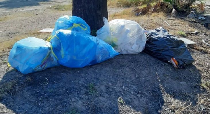 Quartu, la città senza cestini: “Spariti da molte strade, i rifiuti abbandonati tra marciapiedi e aiuole”