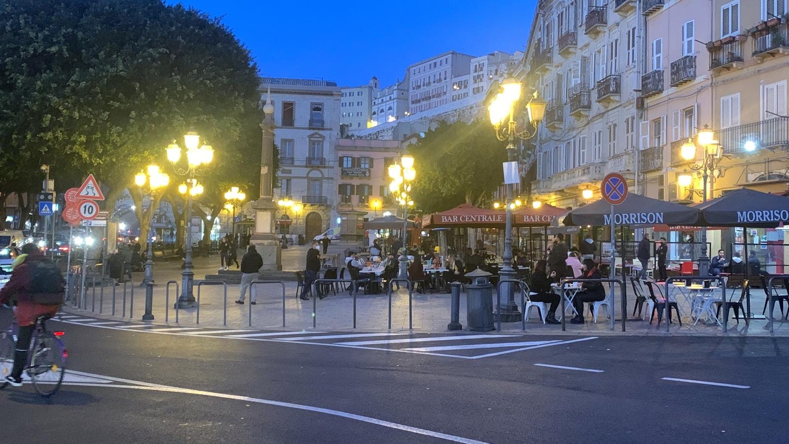 Cagliari, piazza Yenne illuminata dopo due settimane di buio