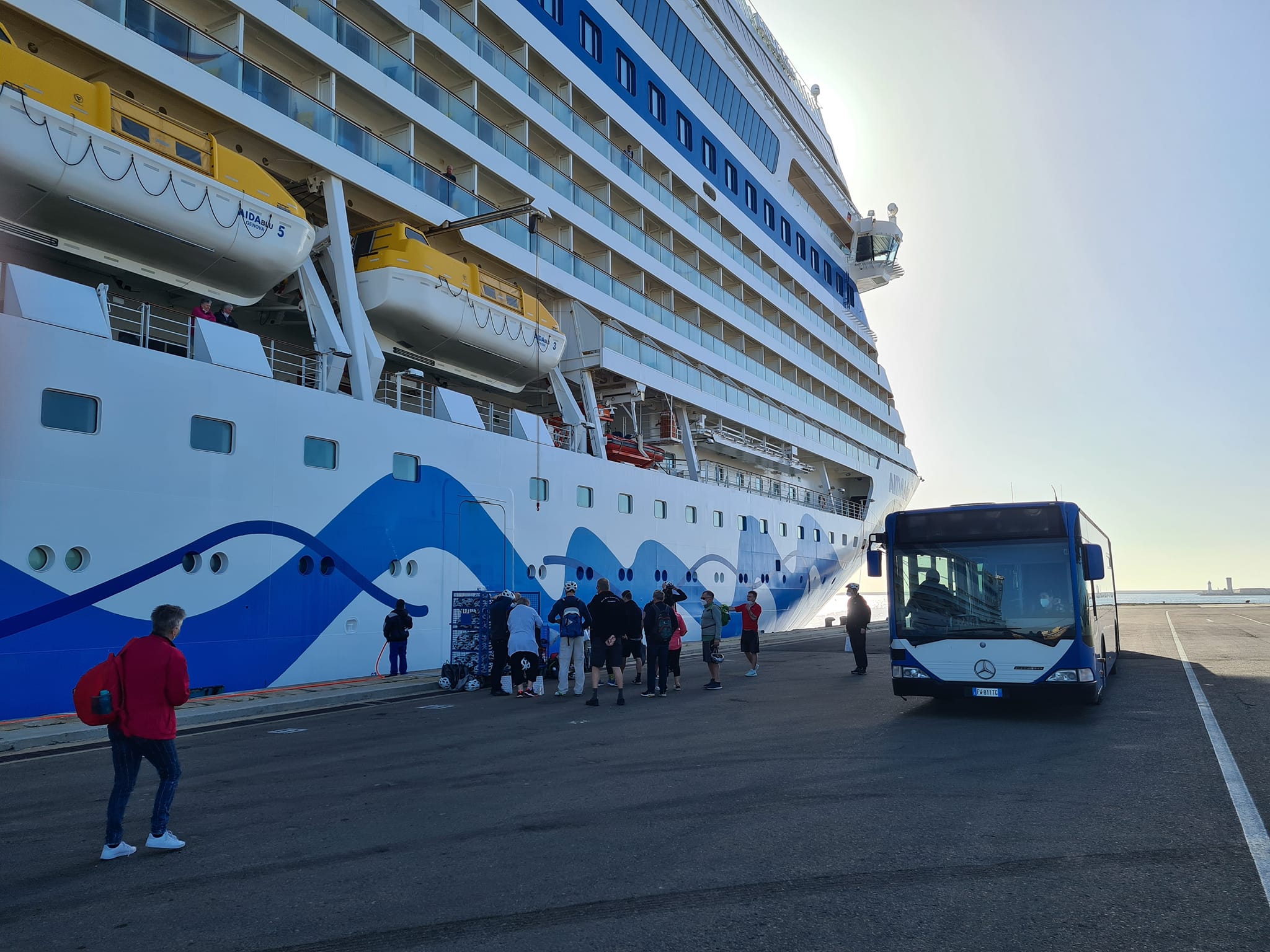 Cagliari, polemiche sui crocieristi: “Tenuti al guinzaglio e portati solo in pochi negozi, così non gira l’economia”