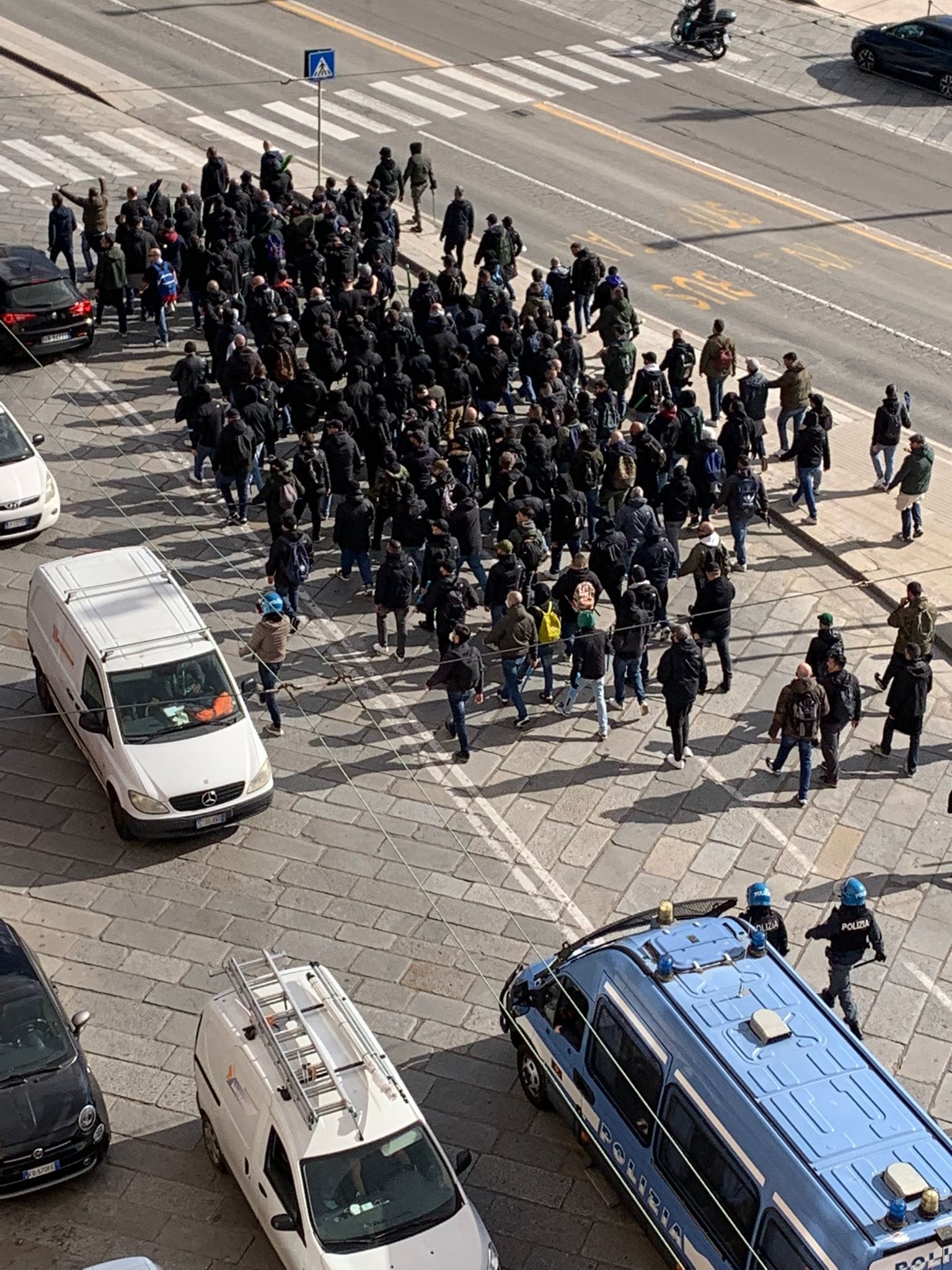 Cagliari, corteo degli ultras napoletani con insulti ai sardi: “Tutto davanti al Comune, Truzzu tace e la sicurezza non c’è”