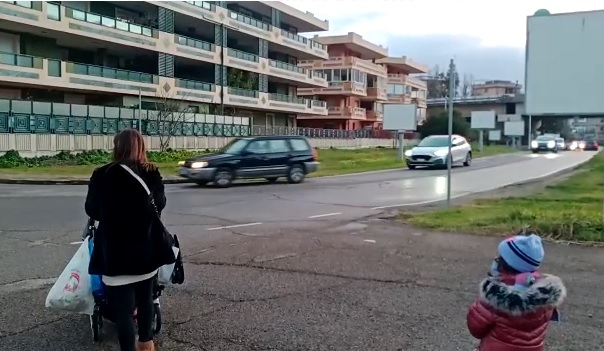 “In via Mercalli a Cagliari strisce pedonali e semafori assenti, torniamo a casa tra le auto che sfrecciano”