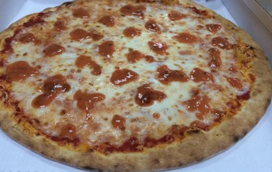 A Cagliari anche la pizza diventa un “lusso”: due euro in più, vola a 23 quella ai ricci