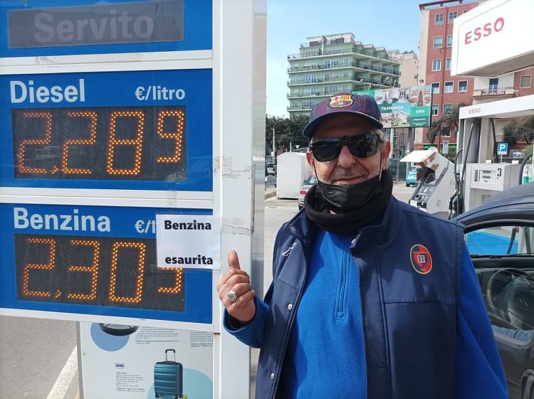 Cagliari, benzina esaurita al distributore: “Un assalto, quando tornerà sarà a 2,30 euro al litro”