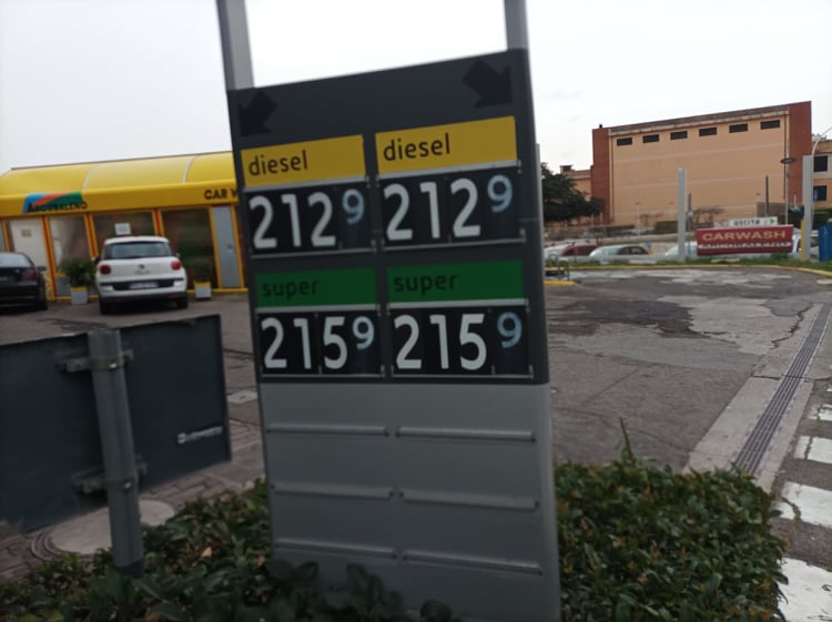 Cagliari, l’ira dei benzinai: “Le accise mobili del Governo sono un’illusione, evitate le speculazioni”