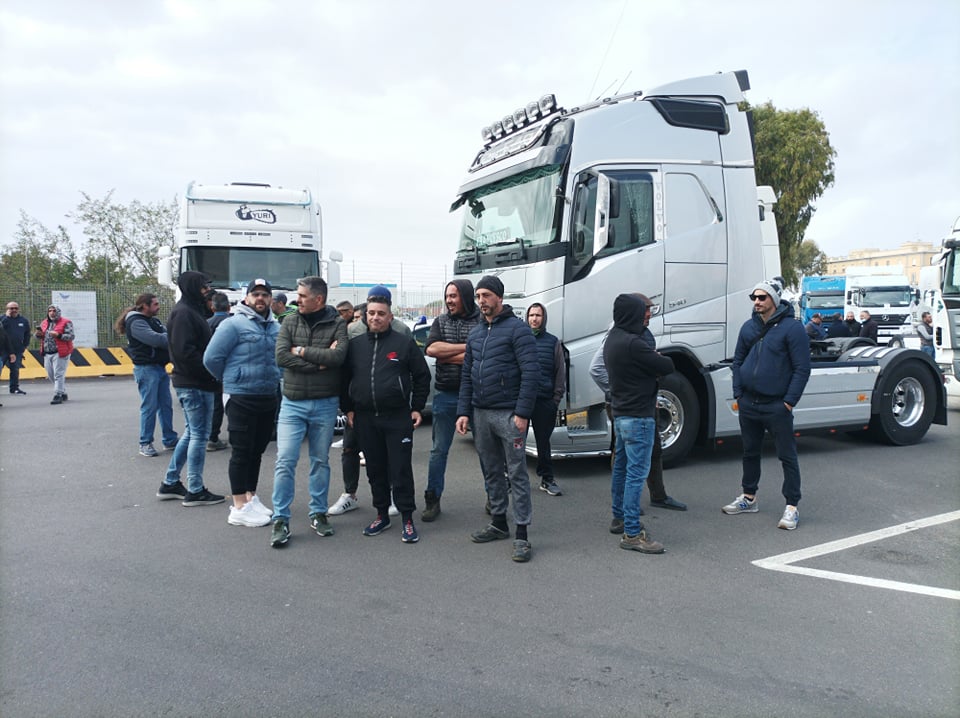 “Taglio delle accise e gasolio a 1,30 al litro, passeremo la notte dentro i nostri tir a Cagliari”