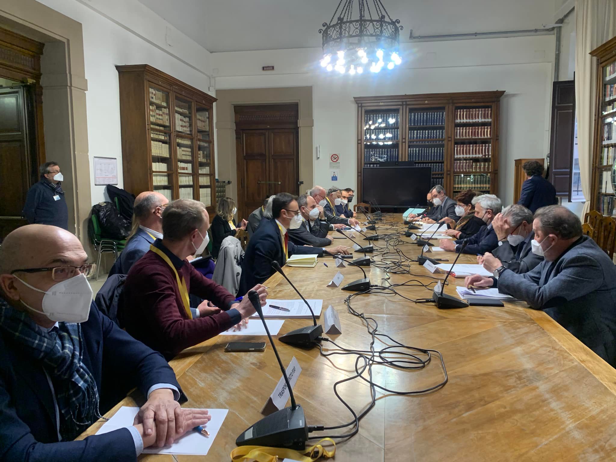 Benzina alle stelle, nessun taglio immediato nell’incontro tra associazioni e Bellanova: “Il Governo deve ancora decidere”