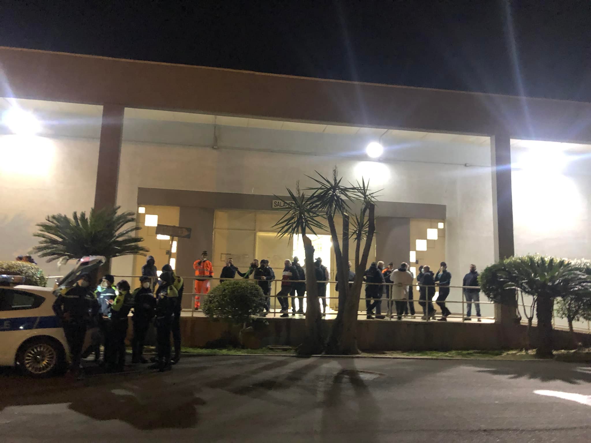 Cagliari, il blitz dei vigili: “Pesce venduto fuori orario al mercato ittico: ora basta con l’anarchia”