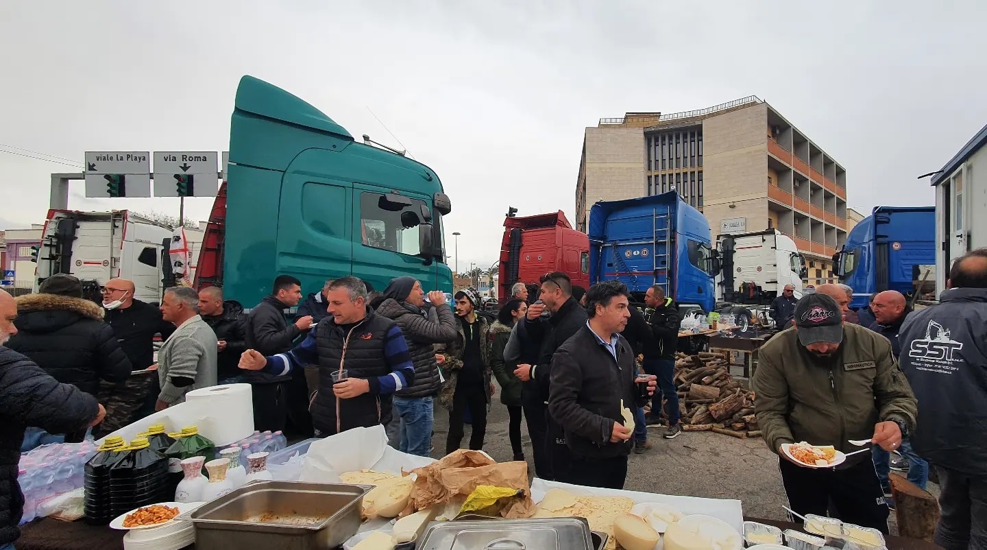 Cagliari, malloreddus e vino per rifocillare i camionisti in lotta al porto: il pranzo offerto da Gianmichele Dedoni