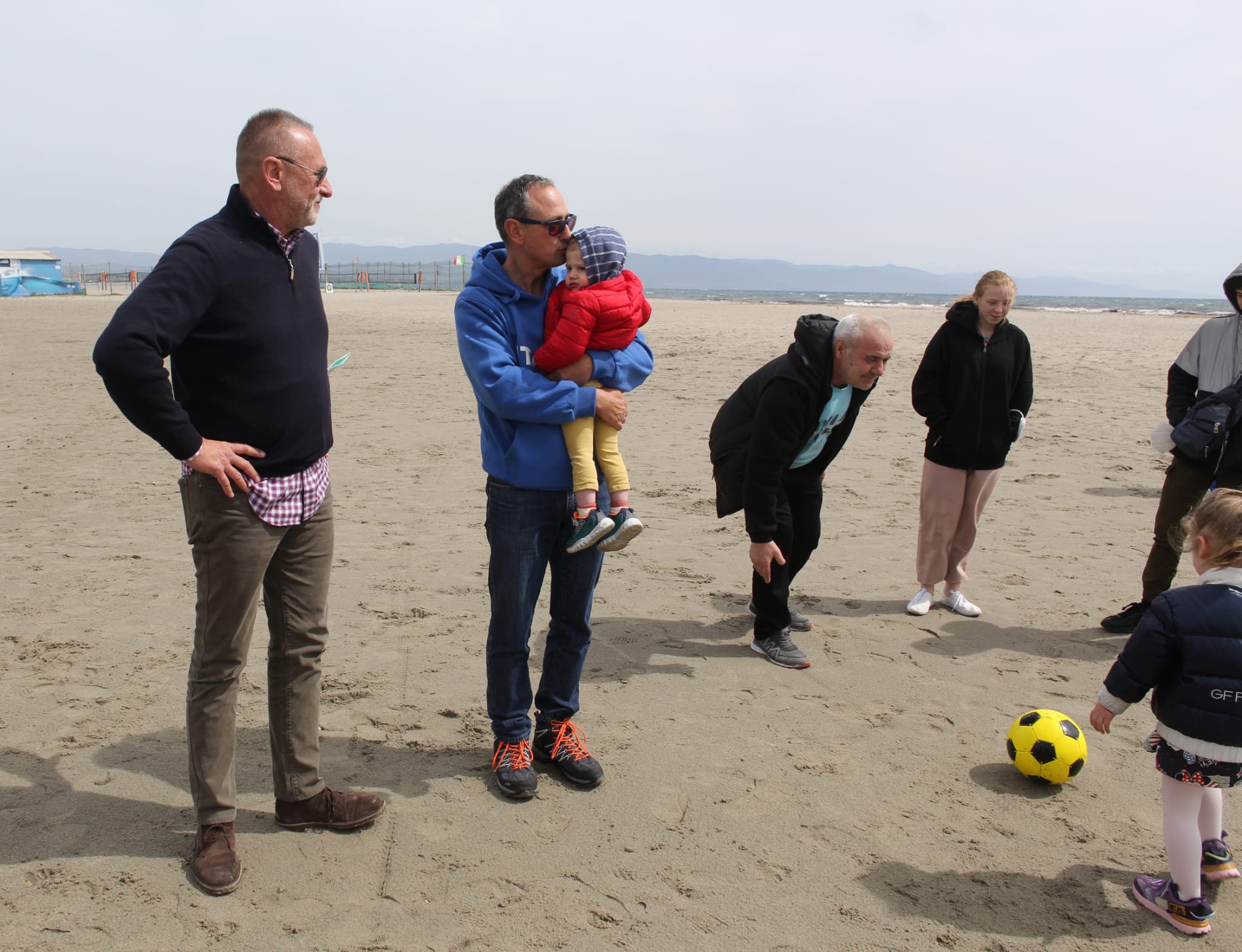 Sole, pace e felicità: i bimbi ucraini salvati dalla guerra giocano spensierati al Poetto di Cagliari