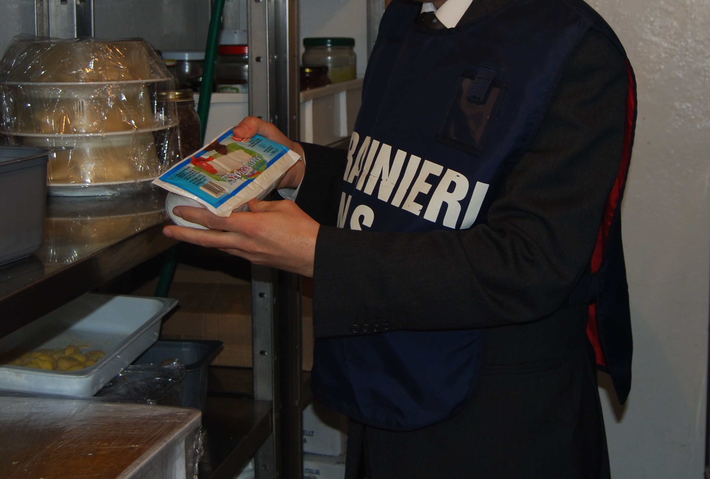 Cagliari, gravi carenze igieniche e strutturali: sospeso un circolo privato sportivo, sequestrati 50 kg di alimenti