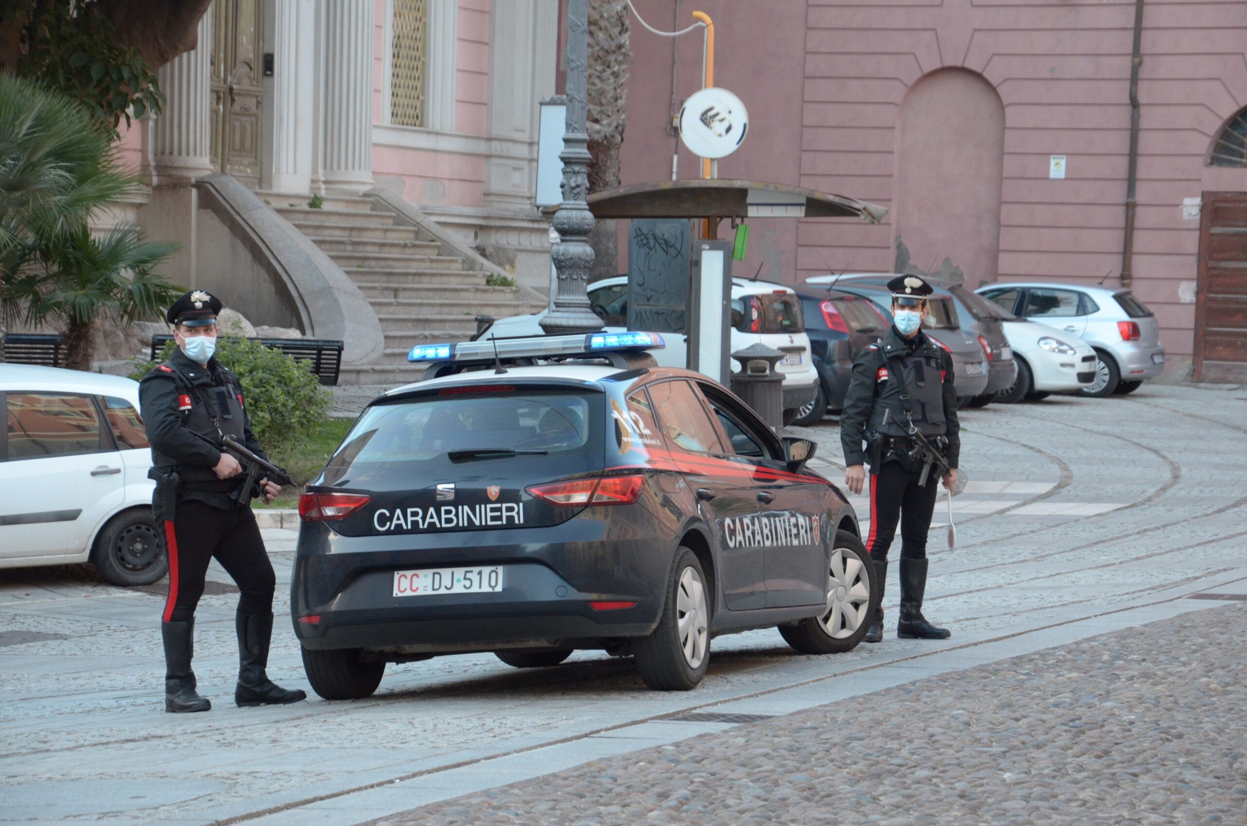 Assemini, danneggia 3 auto e ruba un telefono e un binocolo: 21enne denunciata dai carabinieri