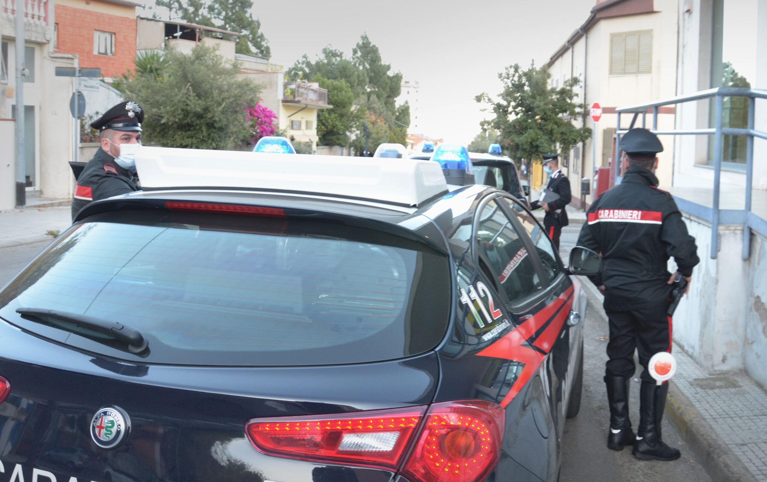 Si fingono dipendenti di Poste Italia e si fanno consegnare oltre 3mila euro: madre e figlio napoletani denunciati per truffa