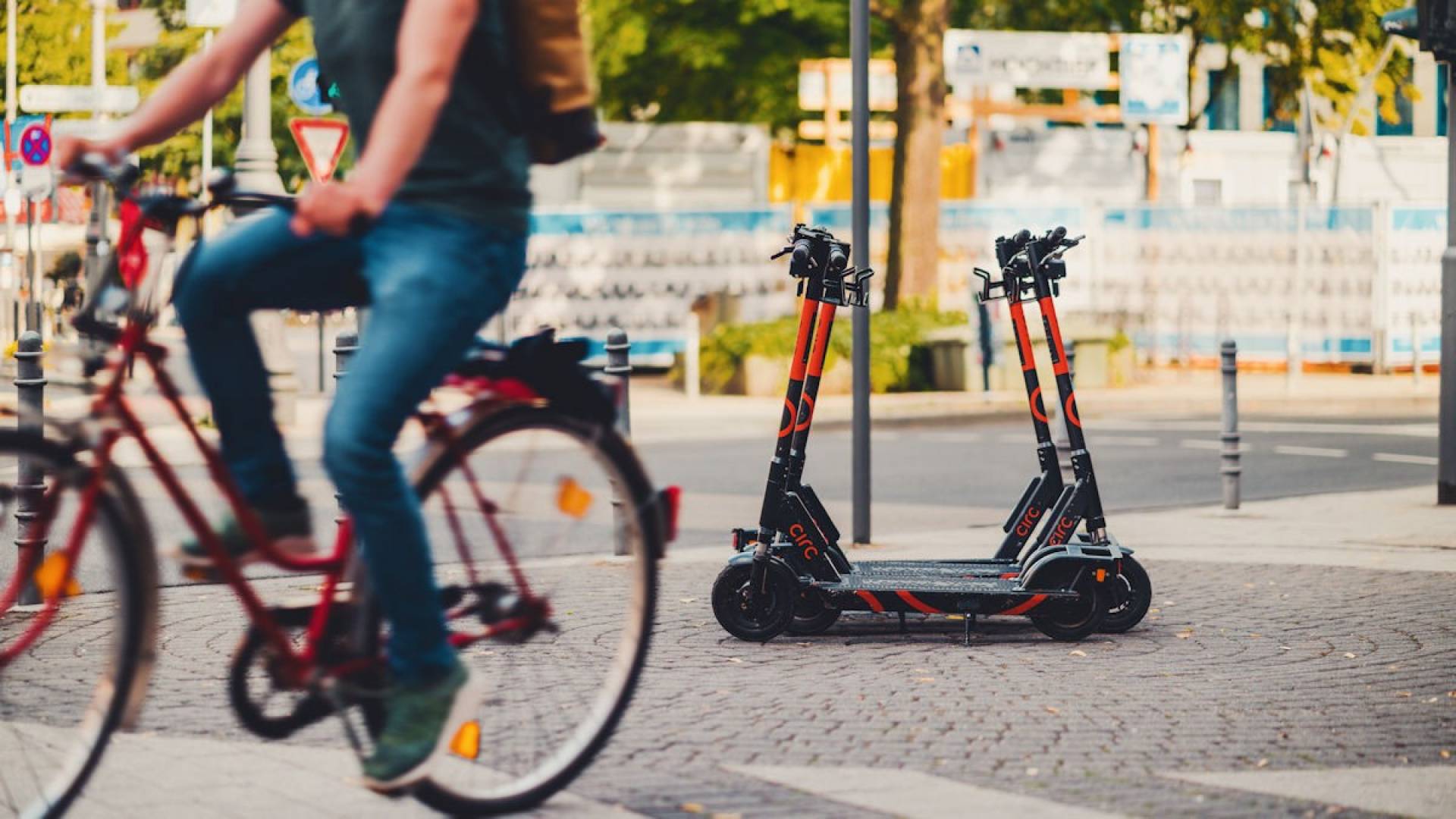 Quartu, 70 rastrelliere per biciclette e monopattini: posteggi sicuri anche a Flumini
