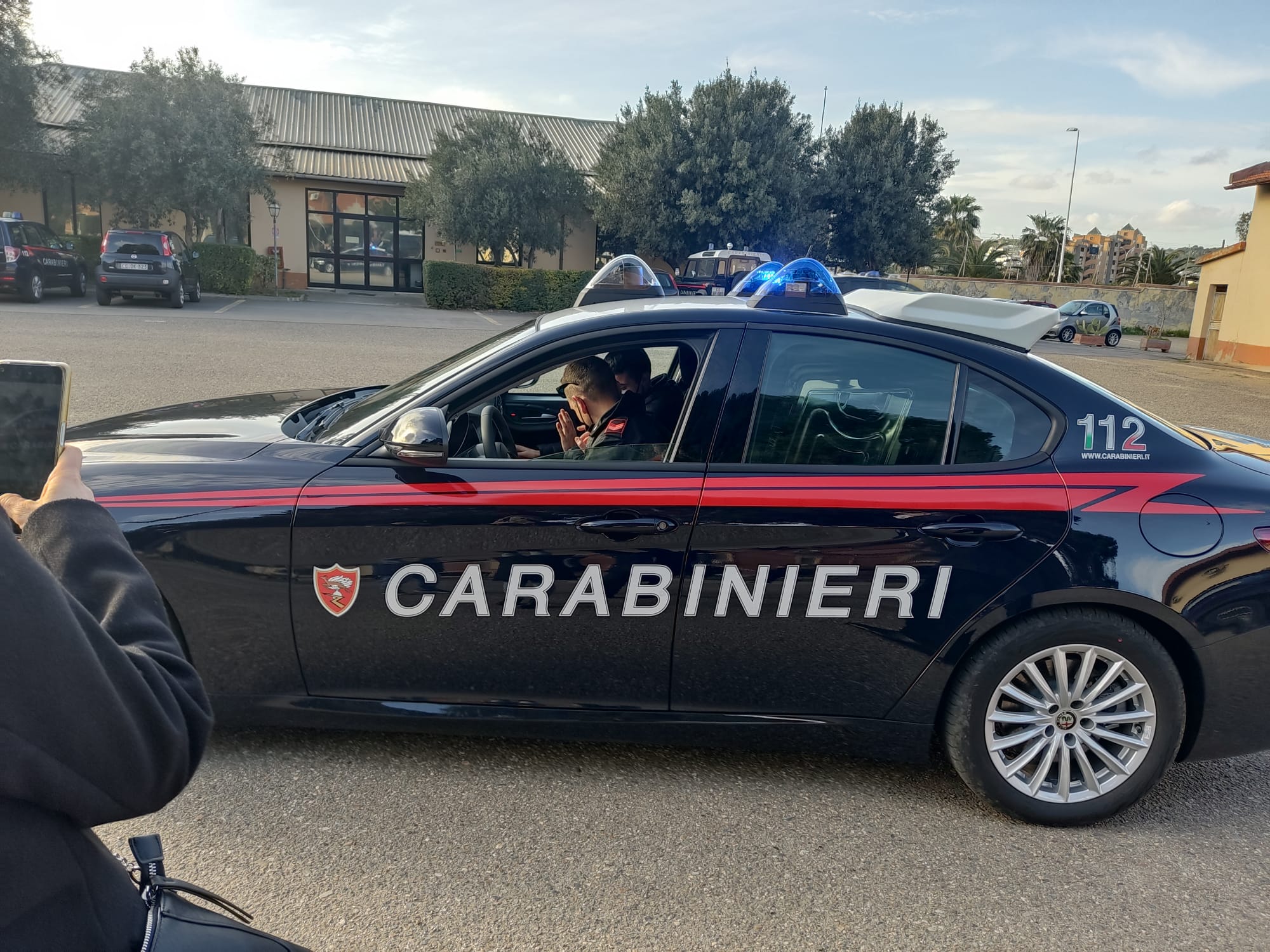 Cagliari, minaccia di morte la compagna davanti al figlio minorenne: 44enne ucraino arrestato per maltrattamenti in famiglia