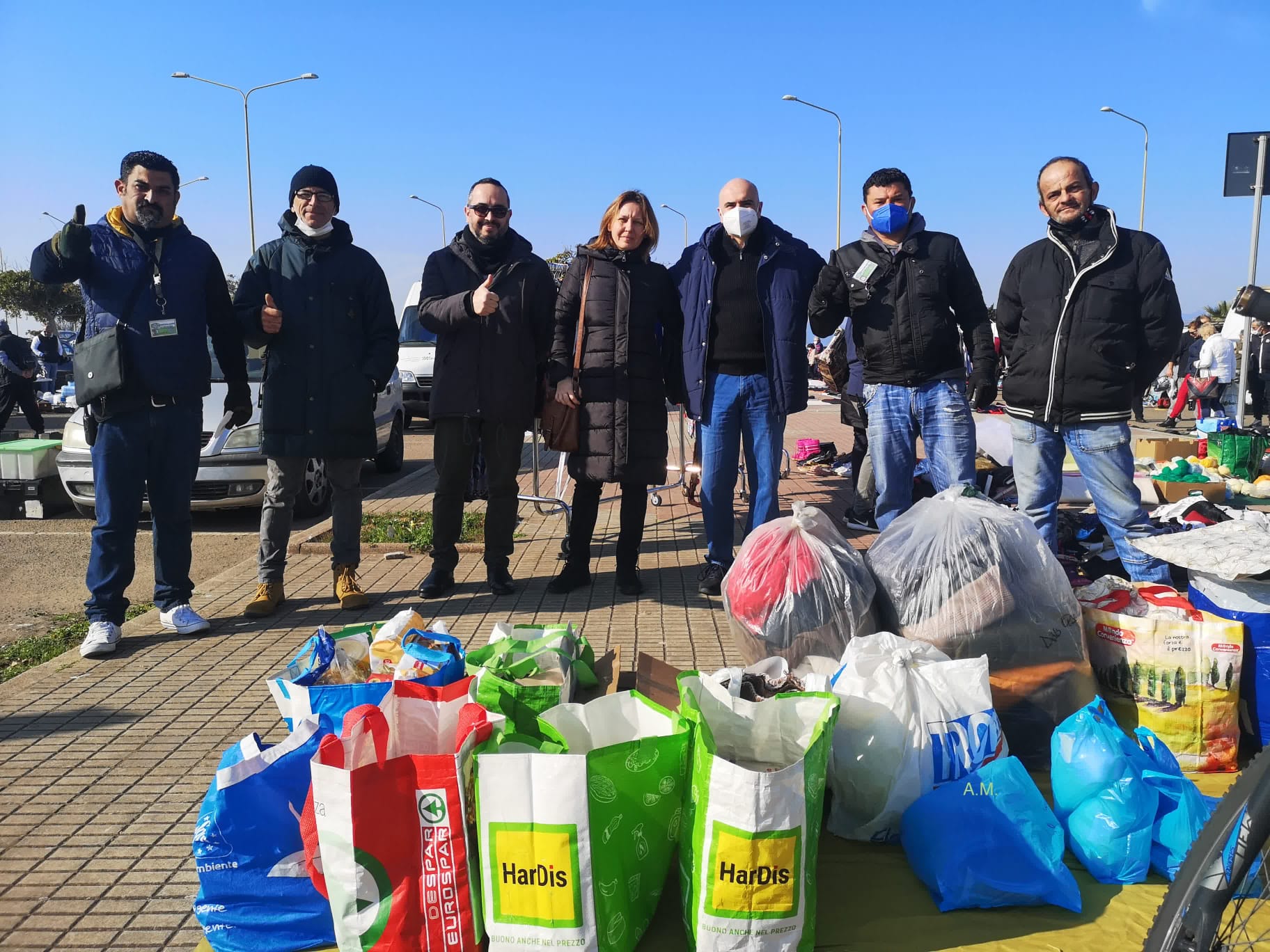 Cagliari, cibo e vestiti per gli ucraini in guerra: solidarietà record al mercatino Cuore