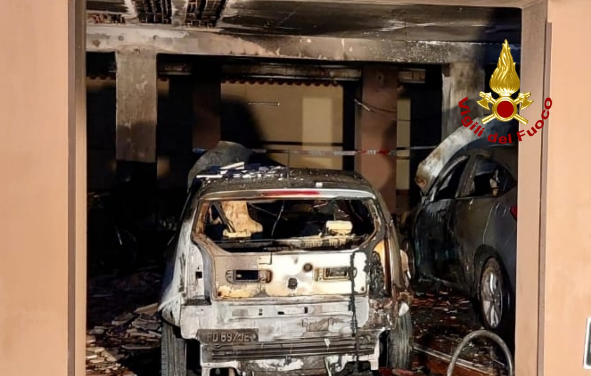 Cagliari, 6 auto e 2 moto in fiamme nella notte: evacuata una palazzina, grande lavoro per i vigili del fuoco