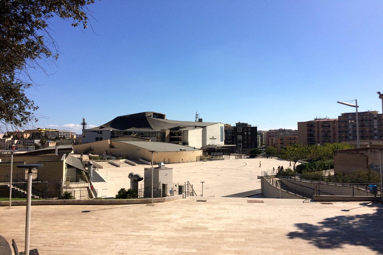 Cagliari, via ai lavori al mercato di San Benedetto: box di pesce e verdura trasferiti nella piazza davanti al Lirico
