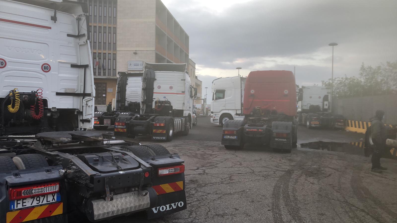 Gli autotrasportatori sardi si fermano e protestano nei porti: “Gasolio alle stelle, impossibile lavorare”