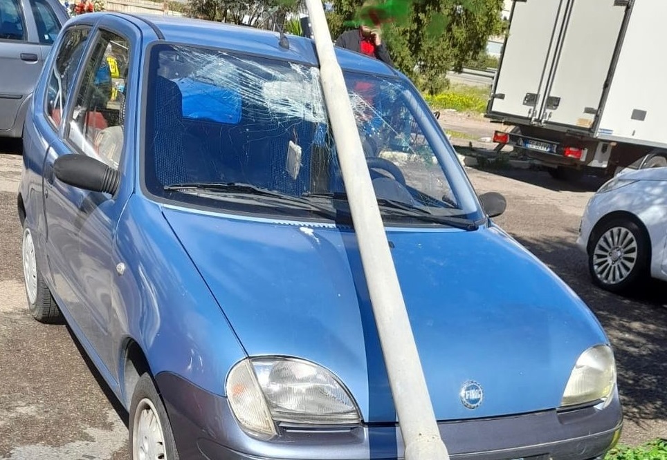 Cagliari, paura a Sant’Elia: lampione crolla e distrugge un’auto in via Schiavazzi