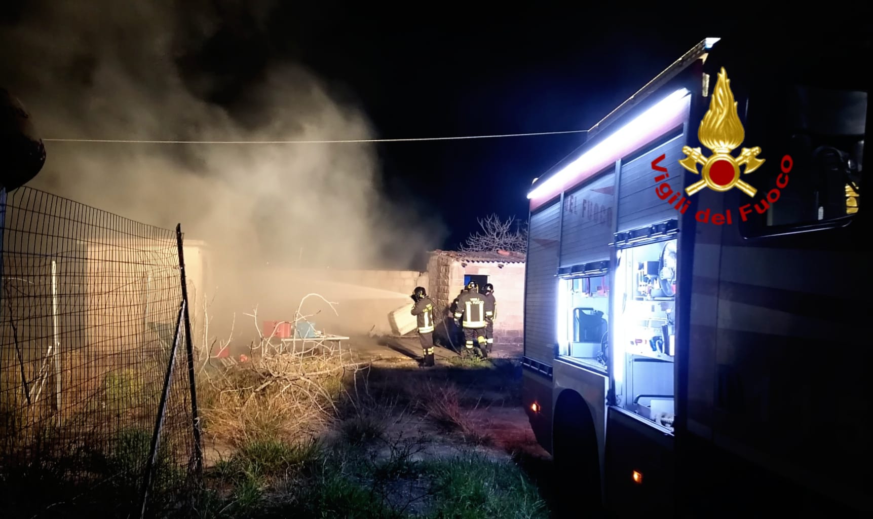 Auto in fiamme, pali pericolanti e incendi di contatori: notte di super lavoro per i vigili del fuoco nel Cagliaritano