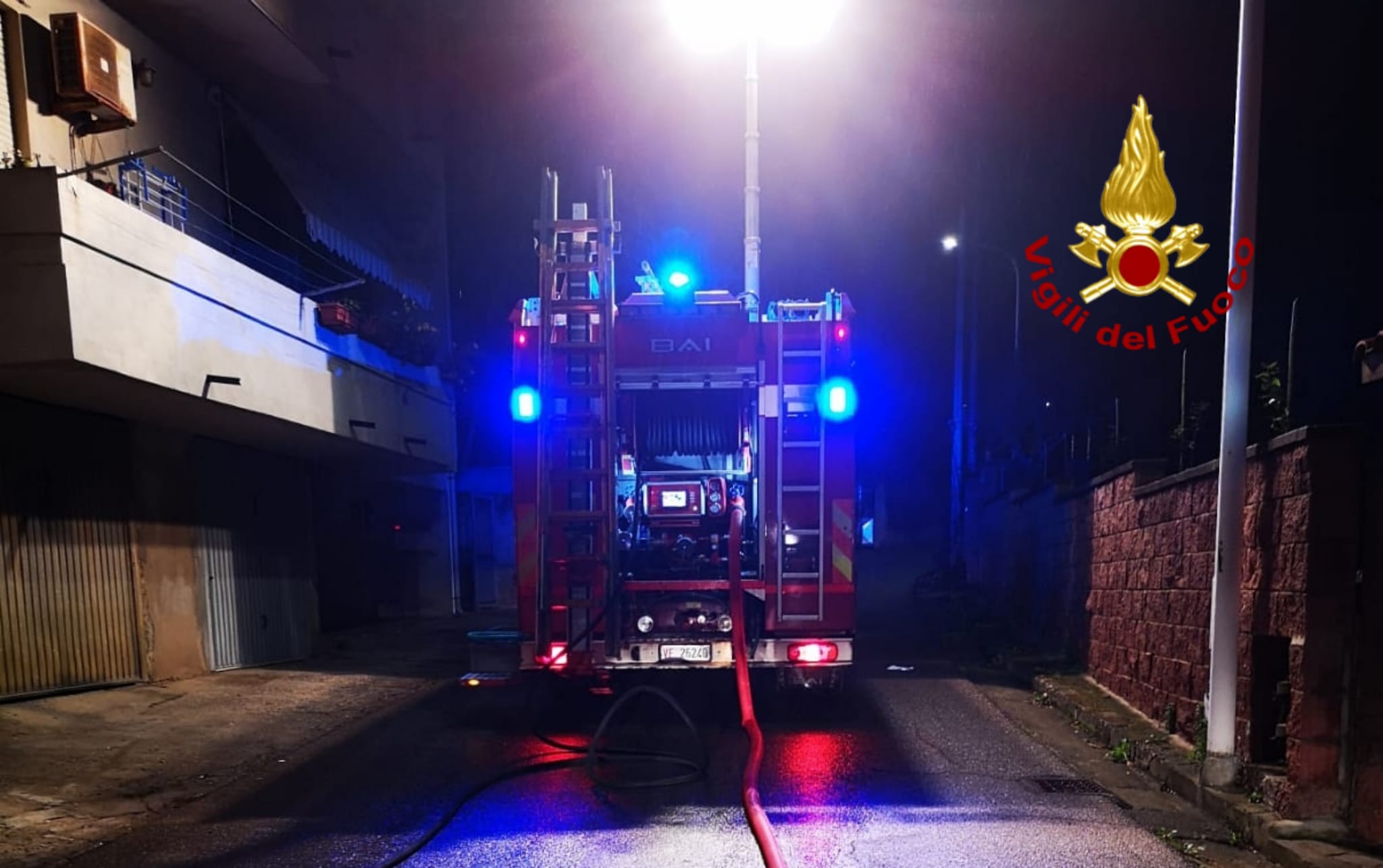 Auto in fiamme a Carbonia, paura per la presenza di bombole gpl