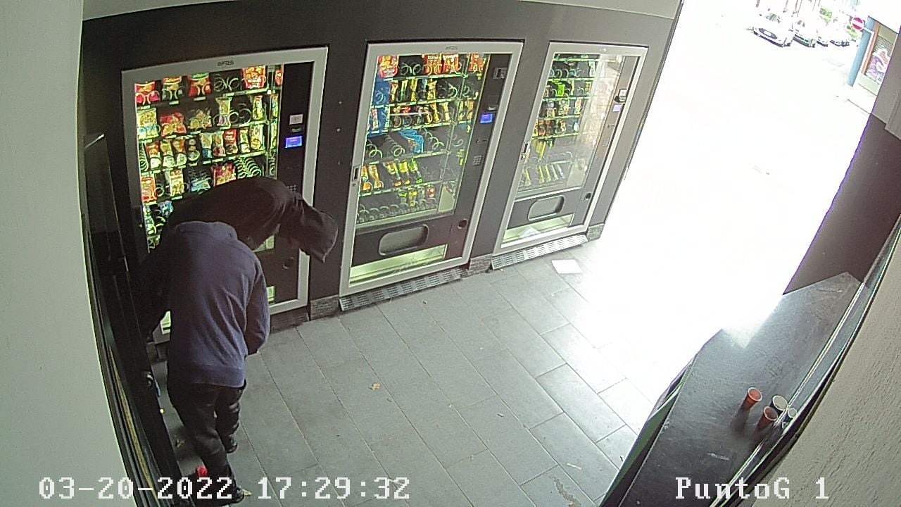 Cagliari, rubano la gettoniera del distributore di bevande: sorpresi grazie alle telecamere e arrestati